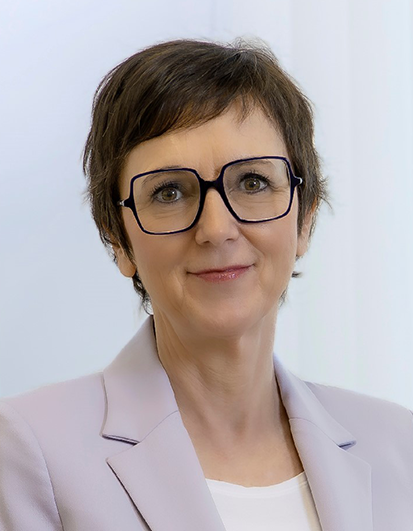 Porträt einer Frau mit kurzem Haar, Brille und hellem Blazer vor neutralem Hintergrund. Porträt einer Frau mit kurzem Haar, Brille und hellem Blazer vor neutralem Hintergrund.